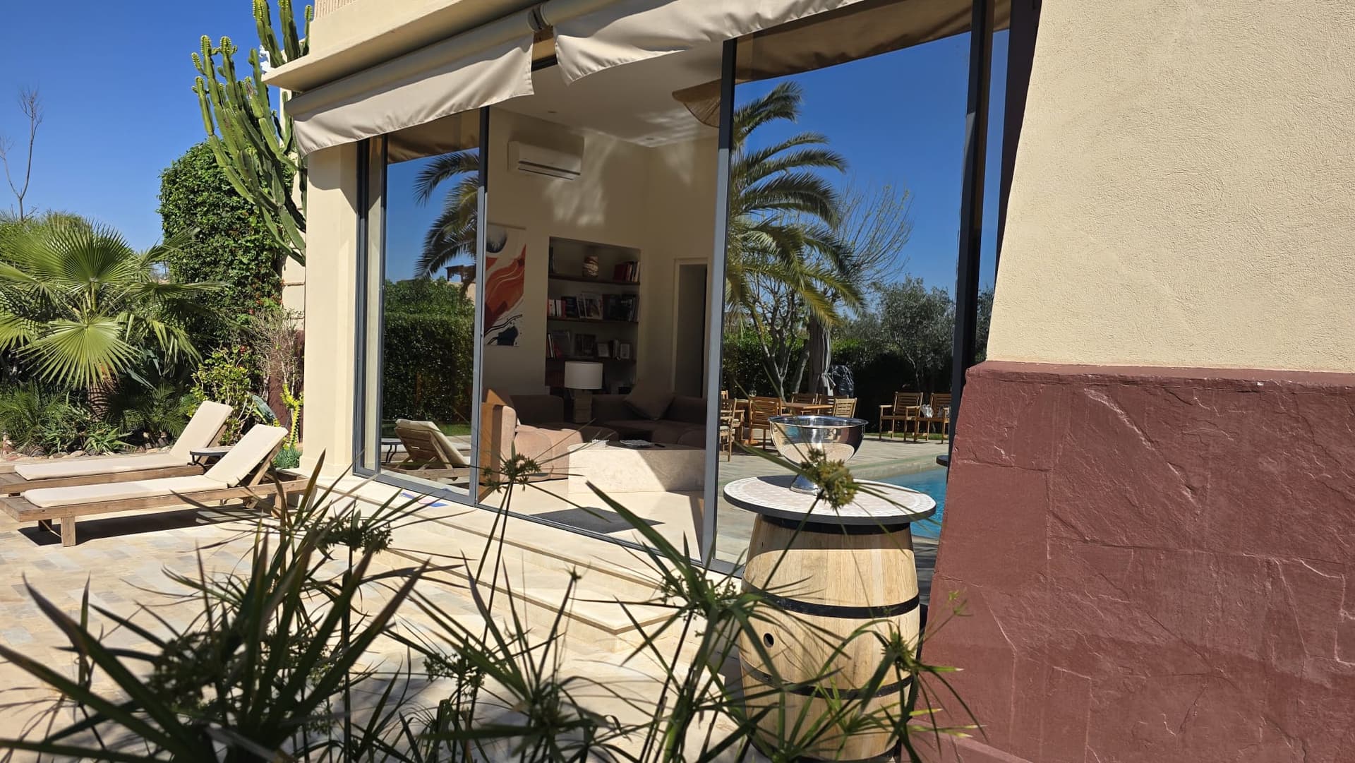 Piscine Villa Aima terrasse avec transats et baie vitrée Marrakech